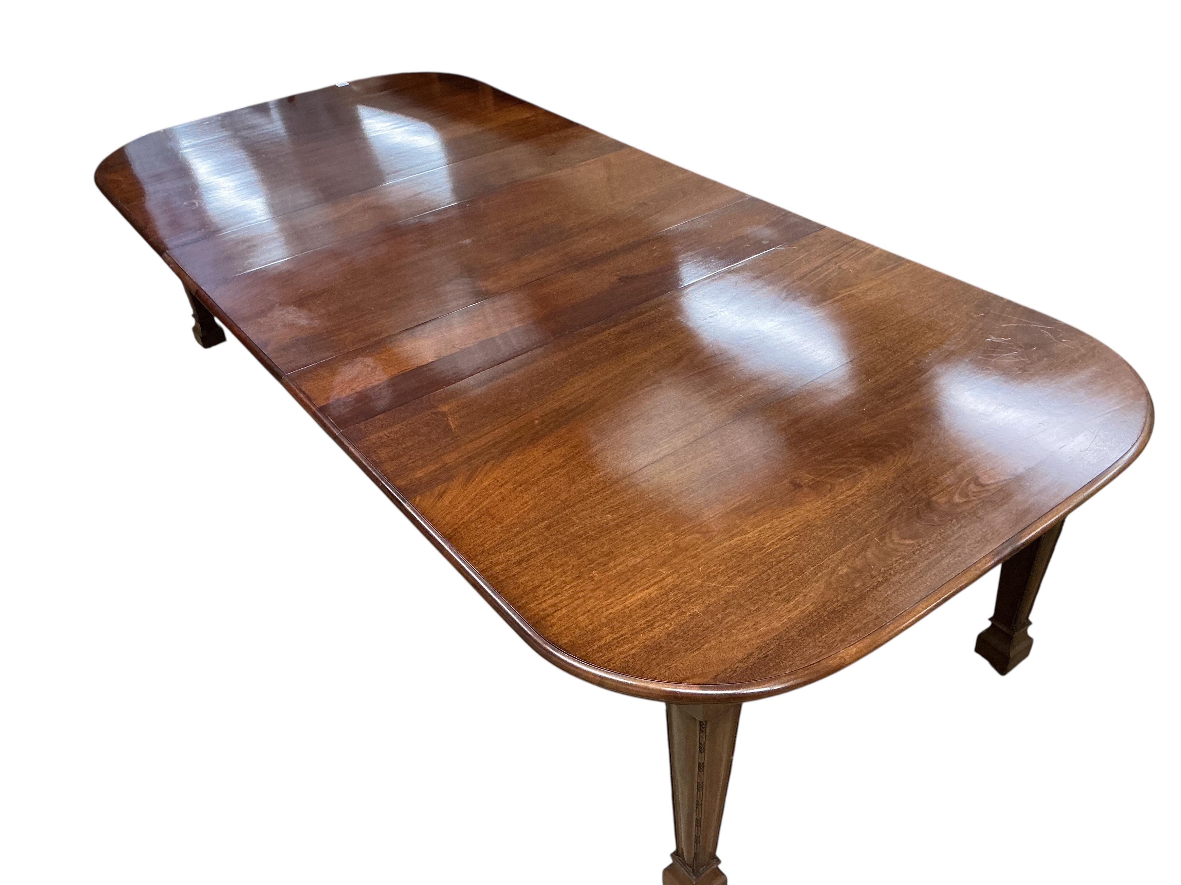 An early 20th century mahogany extending dining table, 294cm extended, three spare leaves, depth 140cm, height 75cm